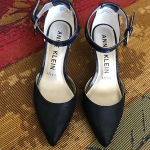 Anne Klein Ankle Strap Navy kitten heels size 7 M